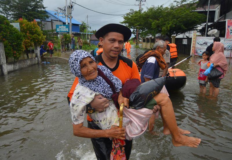 فيضانات وانهيارات أرضية تودي بحياة 19 شخصا في إندونيسيا