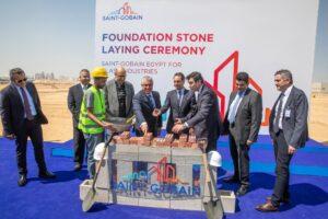 «باستثمارات 175 مليون يورو».. رئيس اقتصادية قناة السويس يشهد وضع حجر الأساس لمصنع إنتاج زجاج ومحطة طاقة شمسية