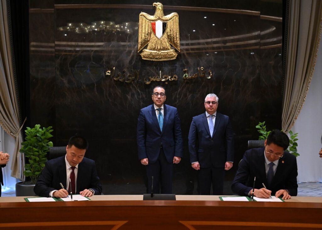 «مدبولي» يشهد توقيع عقد نقل حق انتفاع أرض تابعة لاقتصادية قناة السويس إلى شركة «شين شينغ»