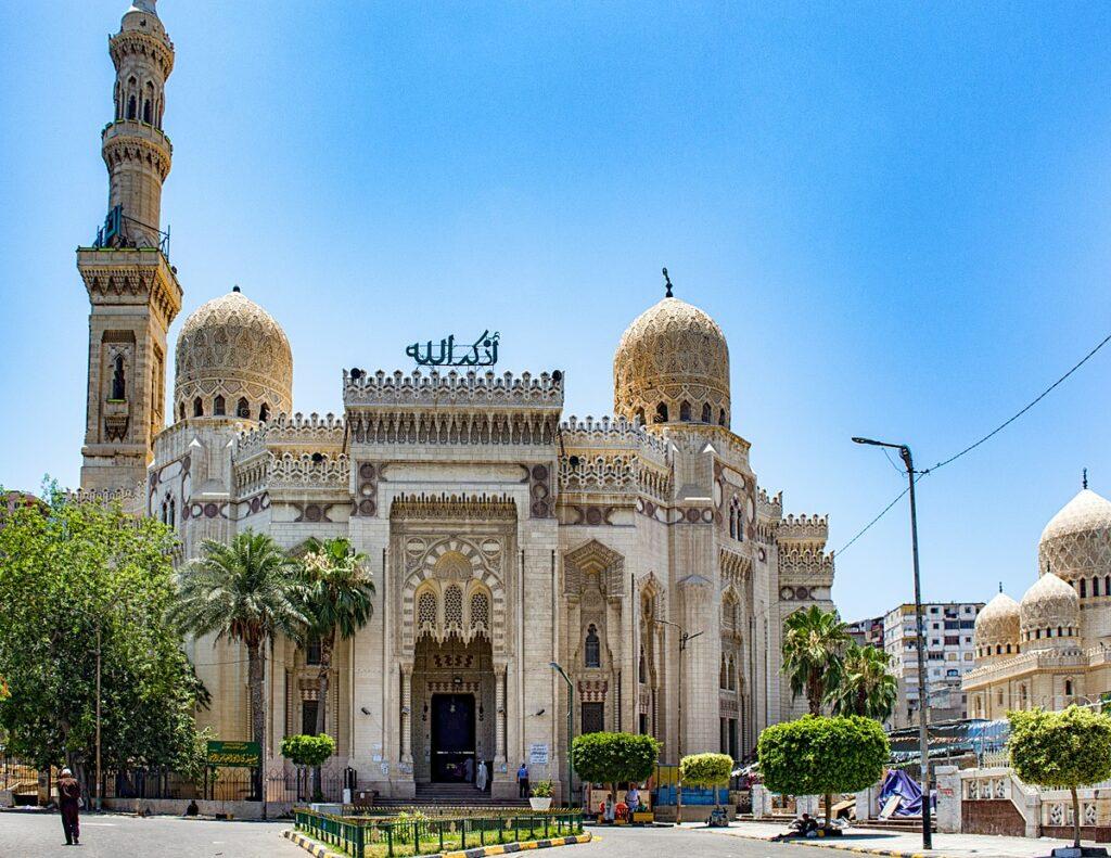 وتجري زيارة ميدانية له.. «دينية النواب» تنتقد أعمال ترميم مسجد المرسي أبو العباس بالإسكندرية