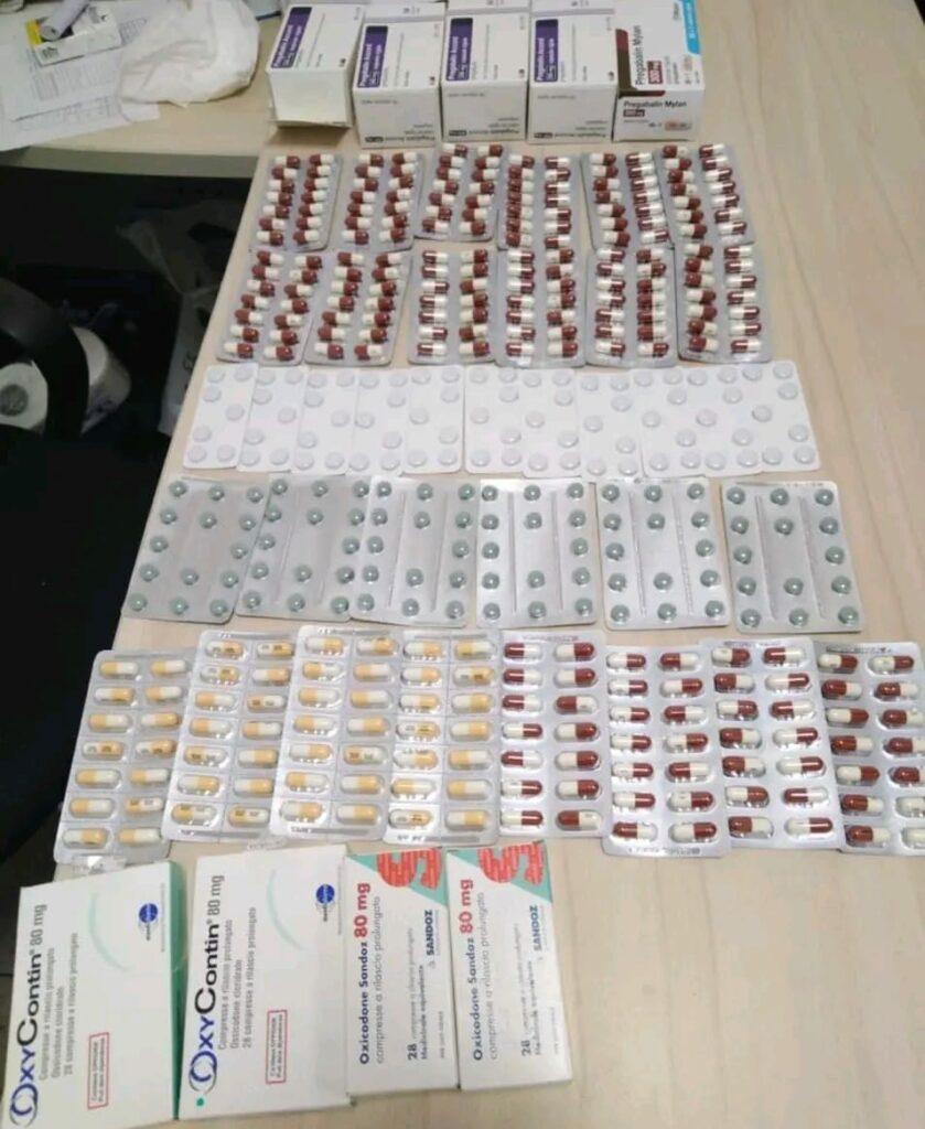 جمارك مطار سفنكس تضبط محاولة تهريب عدد من الأقراص المخدرة