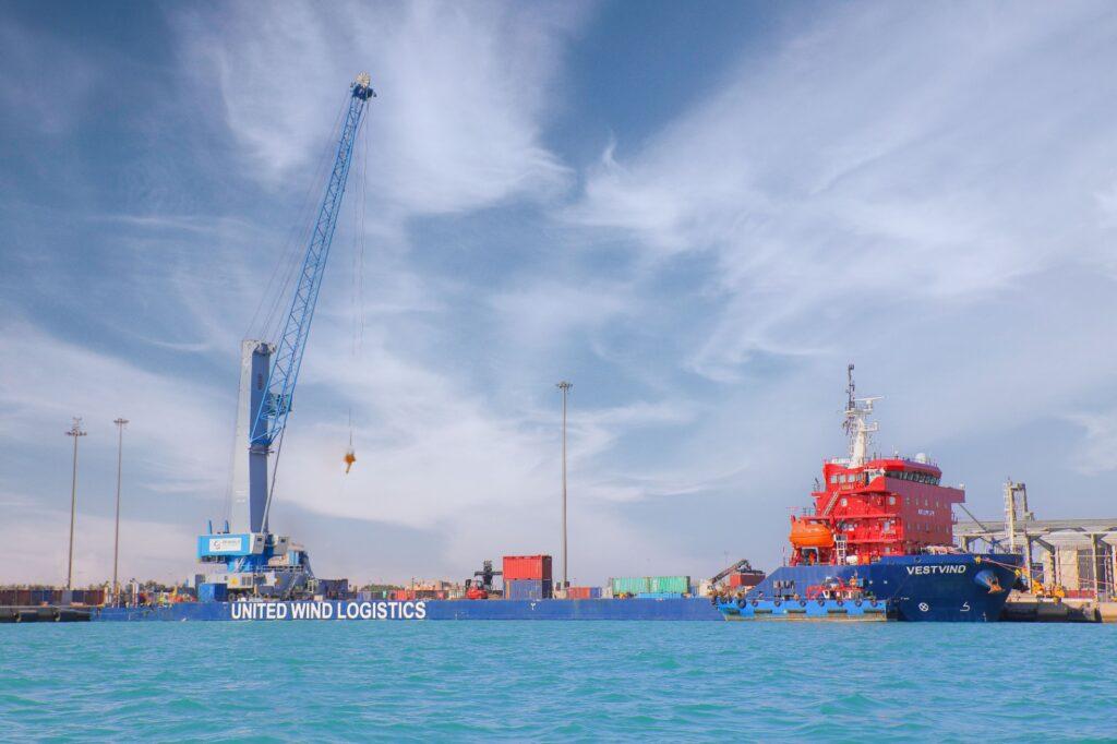 مجموعة موانئ دبي العالمية «دي بي ورلد» تتسلم رافعة متنقلة جديدة في ميناء السخنة
