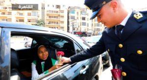 رجال الشرطة يواصلون توزيع الهدايا على المواطنين بمناسبة عيد الفطر (فيديو)