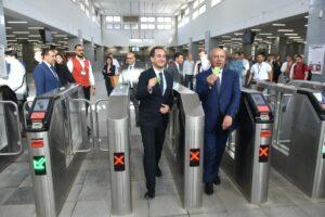 وزير النقل والسفير الفرنسي يستقلان القطار الكهربائي الخفيف LRT