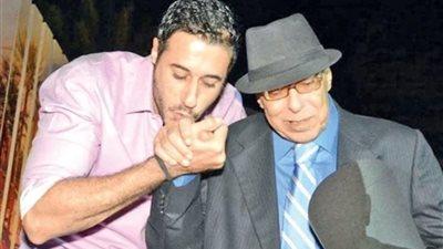 أحمد السعدني ينفعل على المصورين بجنازة والده