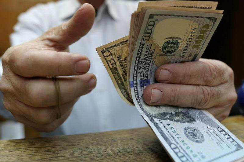 البنك المركزي: 21.2% تراجعًا في تحويلات المصريين بالخارج لتسجل 9.4 مليار دولار خلال 6 أشهر
