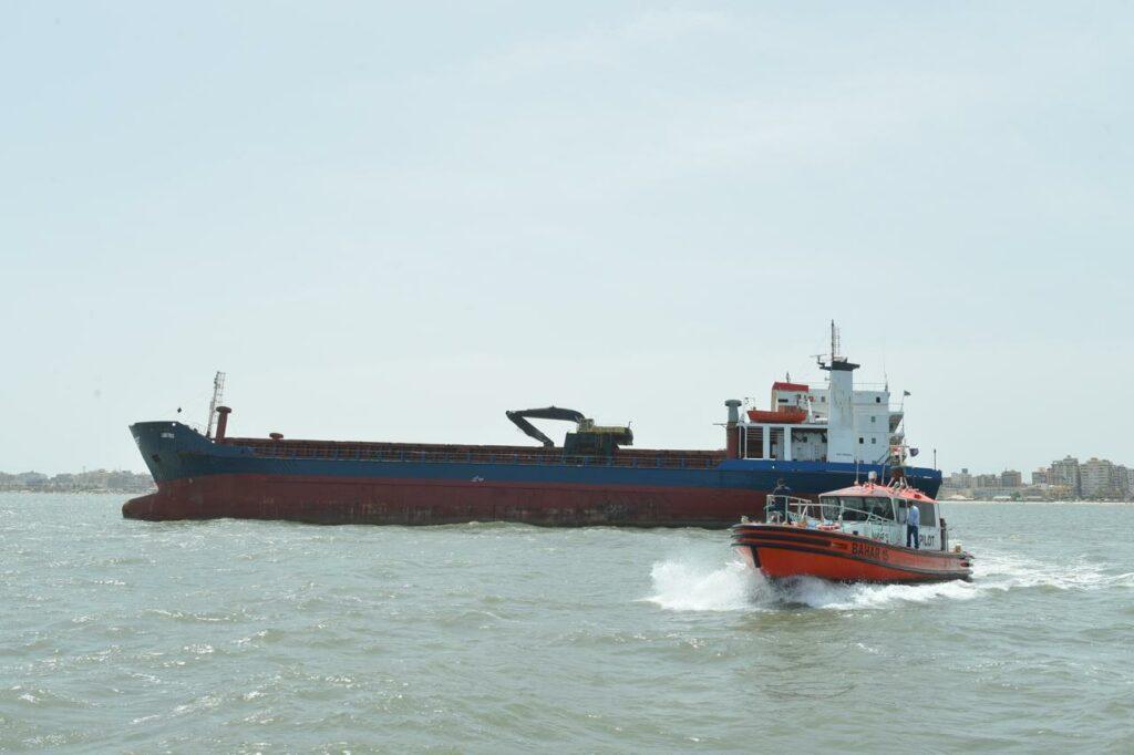 وحدات الإنقاذ بقناة السويس تنقذ سفينة وطاقمها من الغرق قبل عبورها القناة
