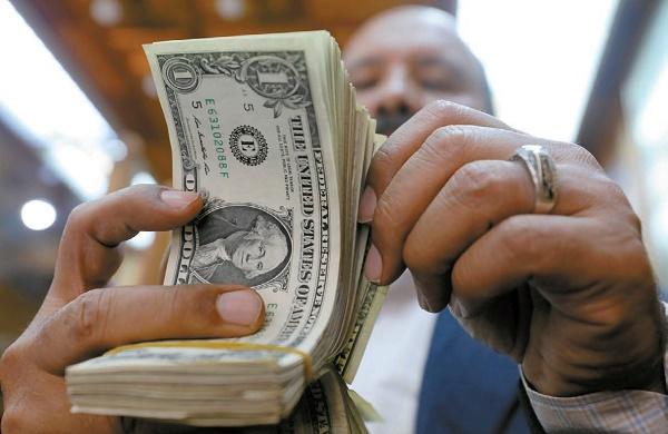 البنك المركزي: تراجع تحويلات المصريين بالخارج بنحو 29.9% لتسجل 4.5 مليار دولار خلال 3 أشهر