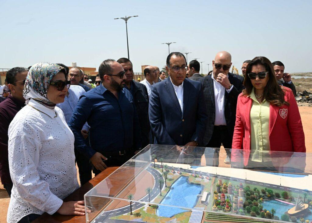 «عقب مصانع بيراميدز ببورسعيد».. رئيس الوزراء يتفقد عددا من المشروعات التنموية في دمياط