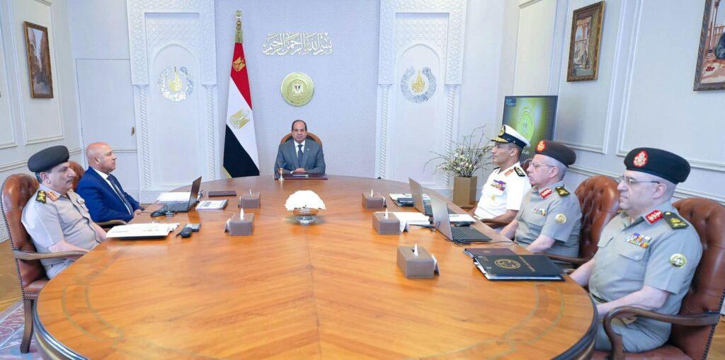 السيسي يجتمع مع وزير النقل وقائد القوات البحرية لبحث تطورات تحديث وتشغيل الموانئ