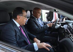 رئيس الوزراء يتفقد سيارات تاكسي العاصمة أمام مقر المجلس في العاصمة الإدارية (صور)