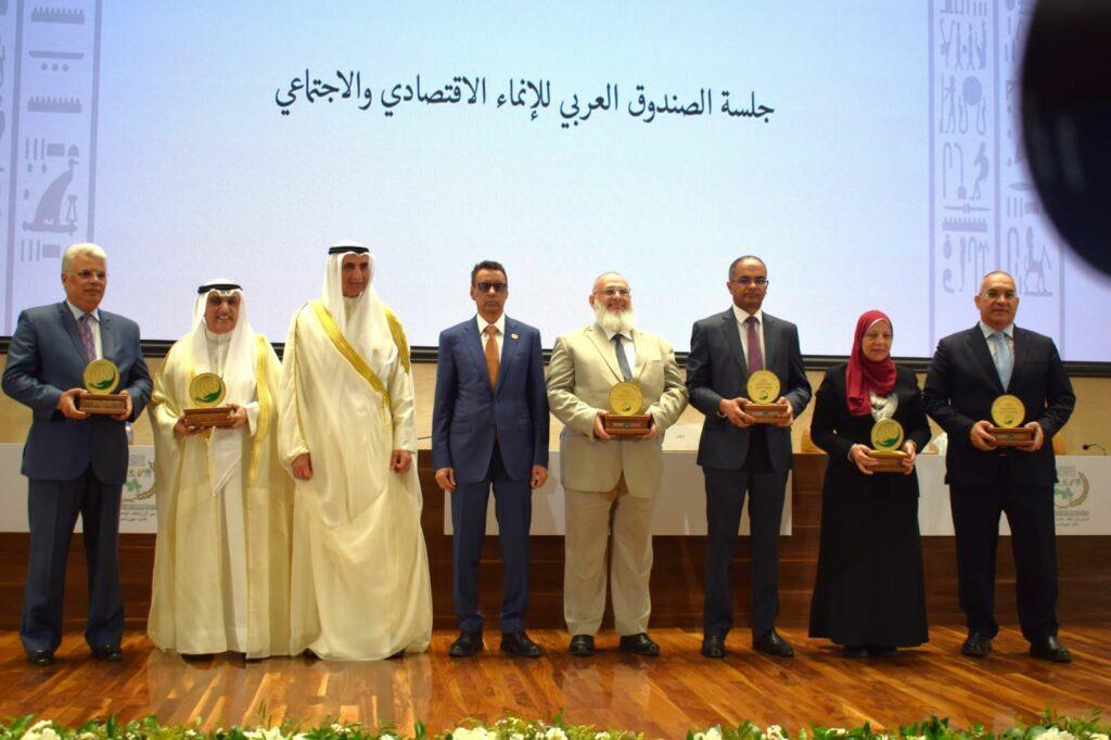 نائب وزير الإسكان يتسلم جائزة عبد اللطيف الحمد التنموية عن أفضل مشروع في عام 2023