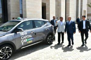 وزير النقل يتفقد سيارات «التاكسي» الكهربائية المنتظر تشغيلها في العاصمة الإدارية