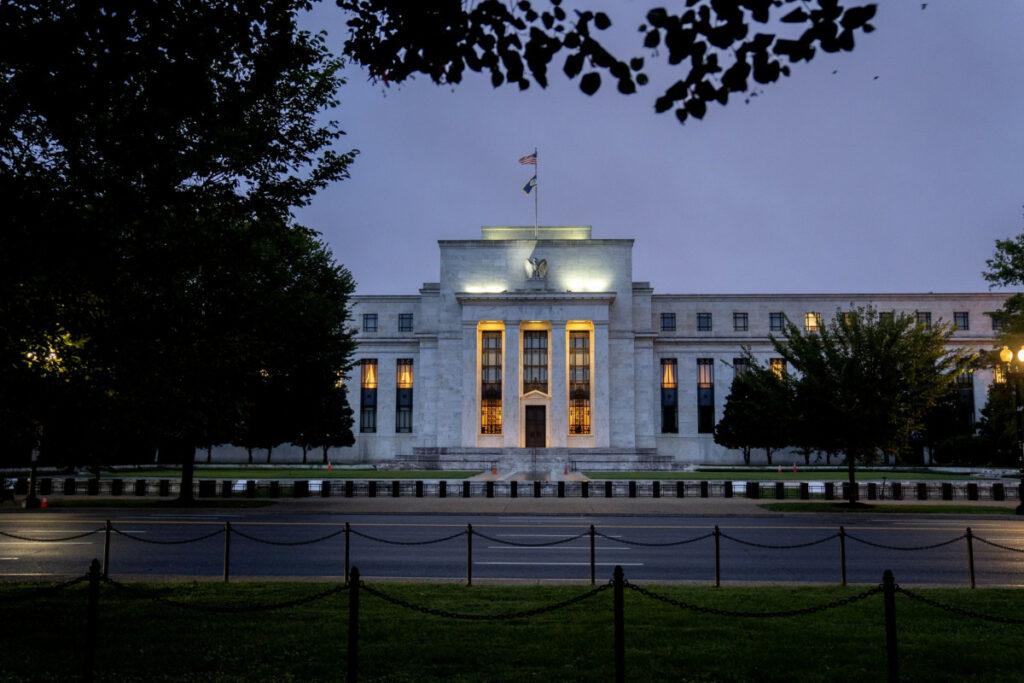 بنك الاحتياطي الفيدرالي يقرر تثبيت أسعار الفائدة في نطاق 5.25 - 5.50%