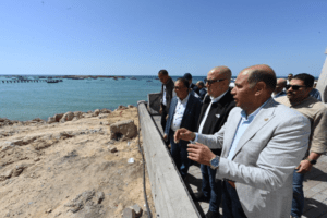 وزير الإسكان ومحافظ الإسكندرية يتفقدان توسعة كورنيش المنتزه