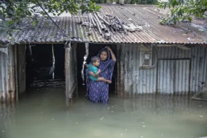الفيضانات تحاصر 2 مليون مواطن في بنجلاديش وانخفاض الناتج المحلي 9%