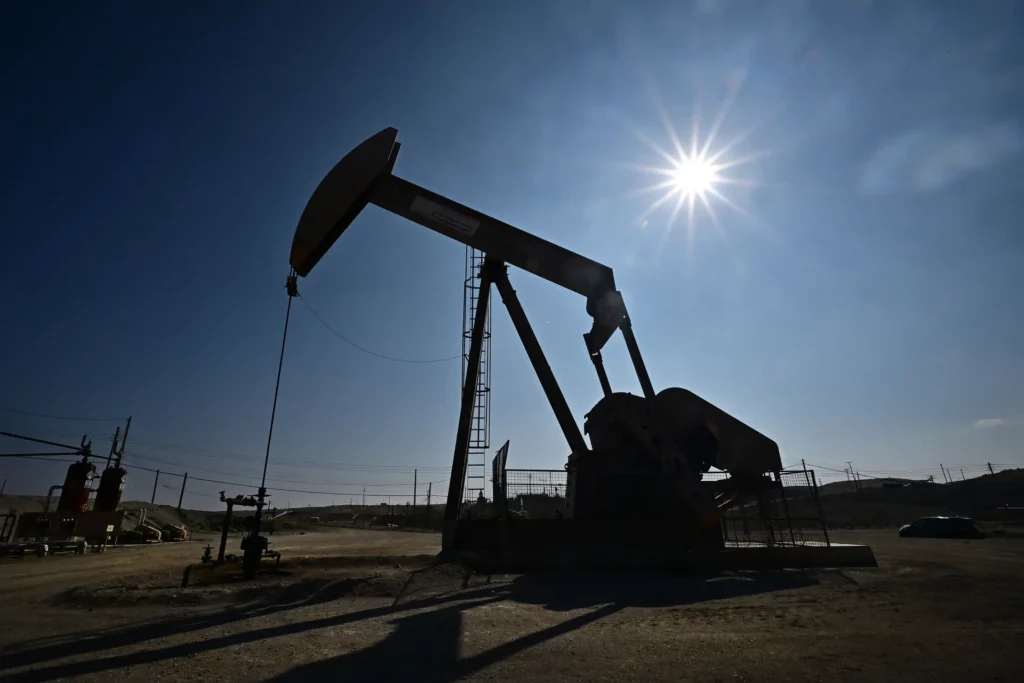 أسعار النفط تشهد استقرارًا عالميًا مدفوعًا بخفض المخزون الأمريكي.. وخام برنت يسجل 83.74 دولار للبرميل