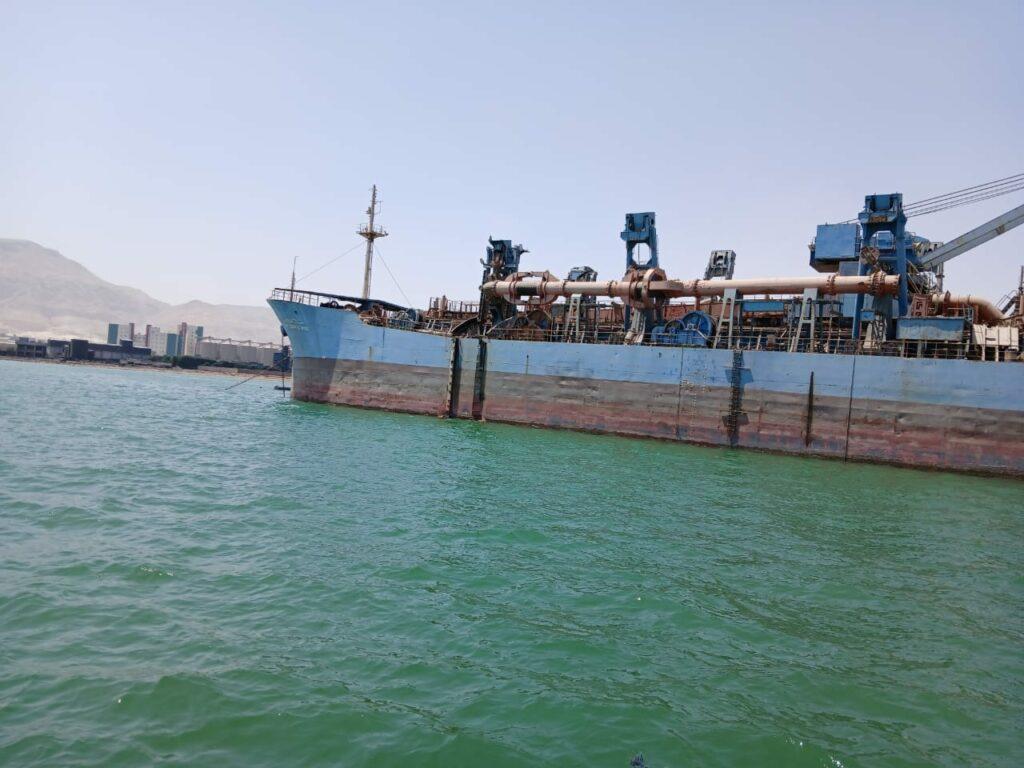 هيئة حماية الشواطئ تتابع مشروع تخريد الكراكة صلاح الدين وحطام السفينة كارفيلي