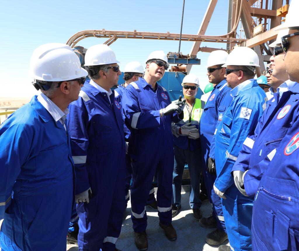 وزير البترول يتفقد أعمال مواقع الإنتاج بحقول «خالدة» في الصحراء الغربية