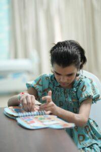 معلمة إماراتية تسعى لتكرار معجزة هيلين كيلر مع طفلة فلسطينية