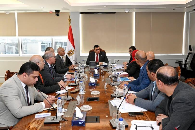 الإسكان تتابع الموقف التنفيذي لمشروعات المرافق والطرق بالقاهرة الجديدة