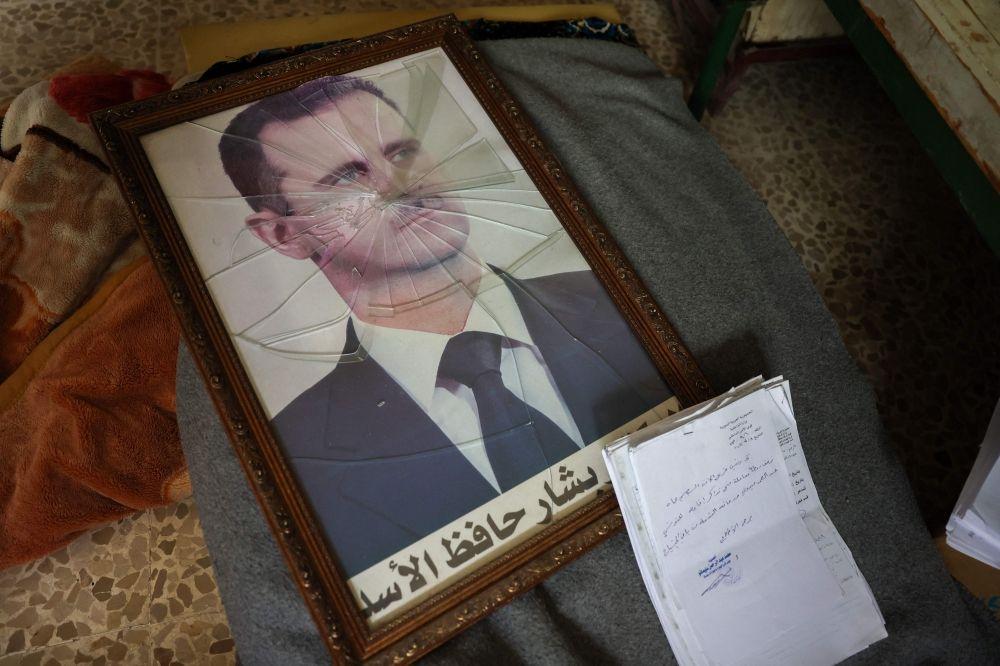 «المعارضة على التلفزيون الرسمي» و«الرئيس يهرب».. الجيش السوري يبلغ الضباط بانتهاء حكم الأسد