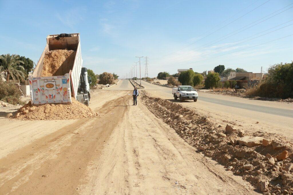 الجيزة: تخصيص 8 ملايين جنيه لرصف الطرق المؤدية للمزارات السياحية بالواحات البحرية
