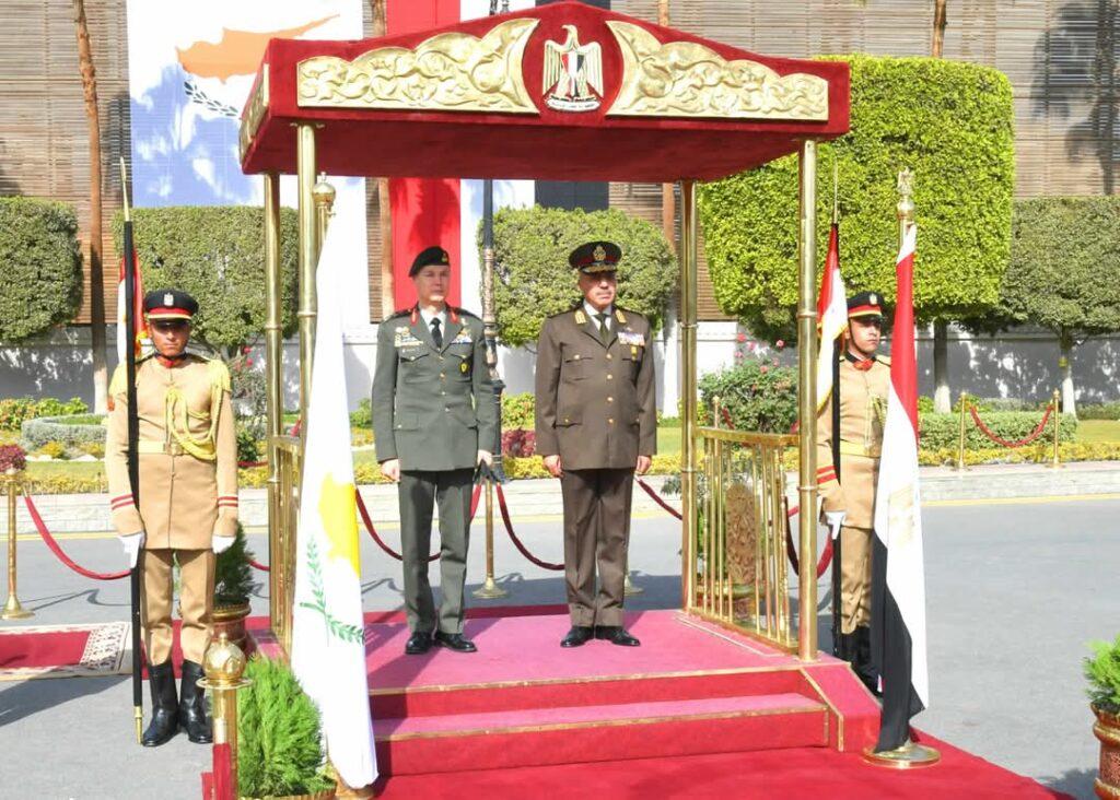 رئيس أركان حرب القوات المسلحة يلتقى قائد الحرس الوطنى القبرصى (صور)