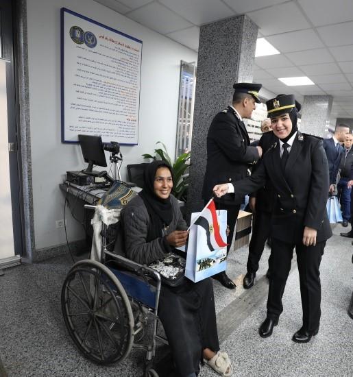 «الأحوال المدنية» يستخرج بطاقات الرقم القومي مجانًا ويوزع هدايا تذكارية للمواطنين (صور)