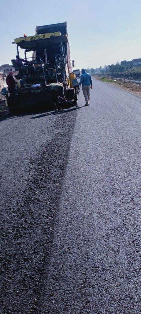 متابعة أعمال رصف طريق حسن قاسم بمركز إدكو بطول 2.5 كم وبتكلفة 9 ملايين جنيه