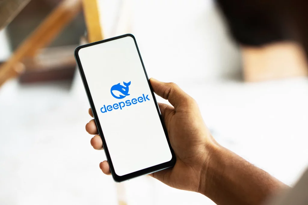 تطبيق «DeepSeek» الصينية يتفوق على «تشات جي بي تي» بمتجر «أبل»