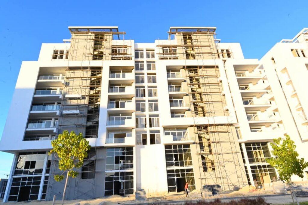 وزير الإسكان يتفقد "كمبوند مزارين" وطريق البوليفار بالعلمين الجديدة