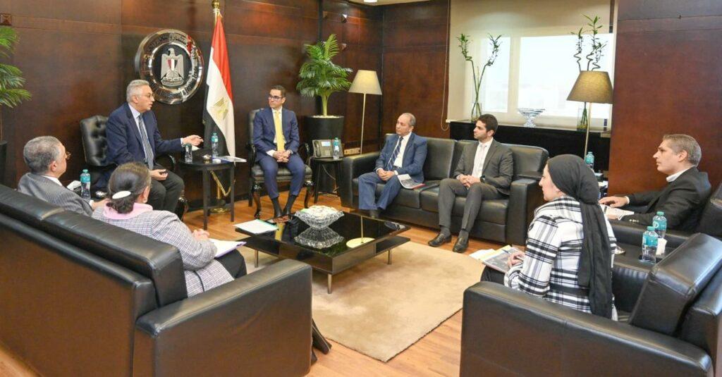 لإنشاء مجمع صناعي بمصر.. وزير الاستثمار يلتقي وفد الشركة الوطنية المصرية لصناعات السكك الحديدية