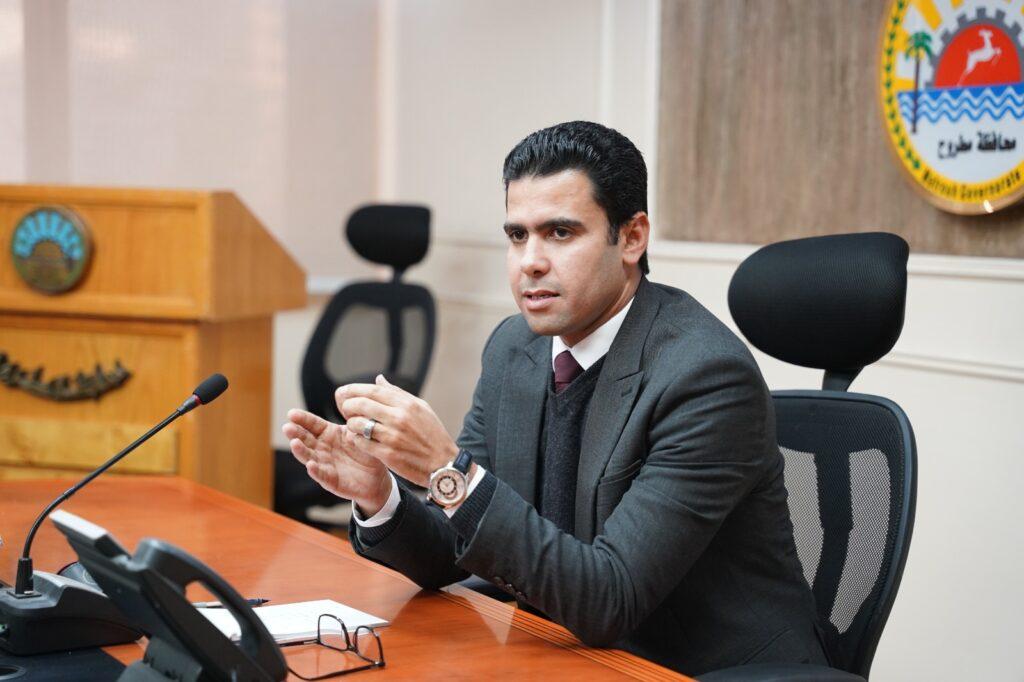 نائب محافظ مطروح يجتمع بعدد من الشباب أصحاب الحرف اليدوية والتراثية