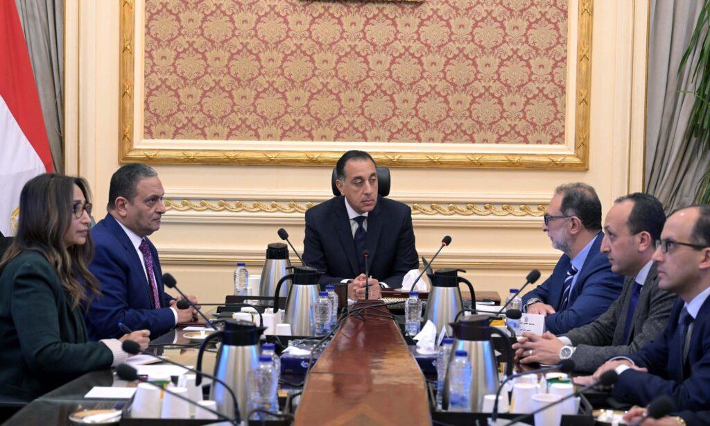 «دعمًا لثقة المواطن في الغذاء المصري».. مدبولي يناقش مع رئيس «سلامة الغذاء» ما تحقق بخطة الهيئة