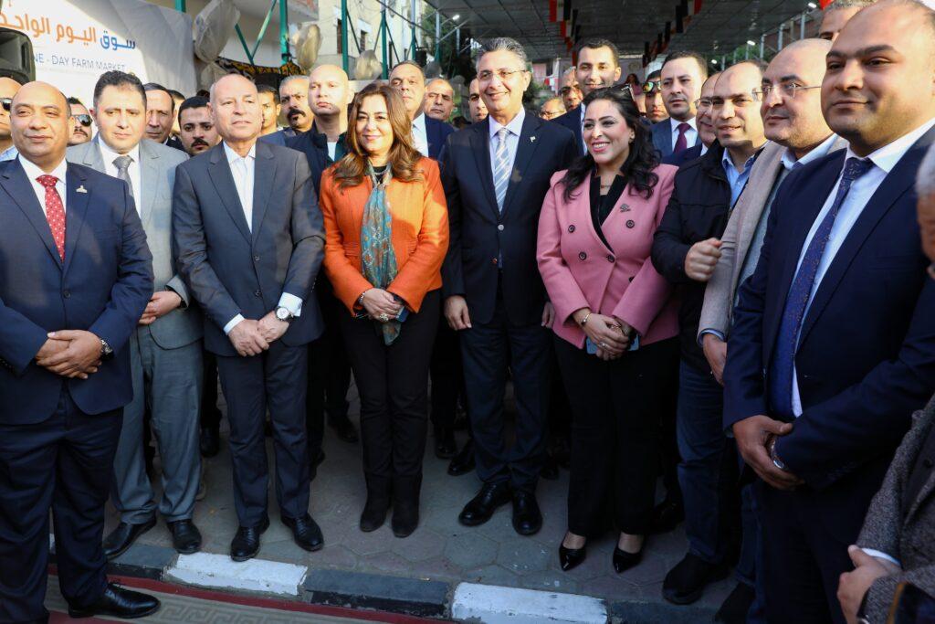 وزيرا التنمية المحلية والتموين ومحافظ القاهرة يفتتحون سوق اليوم الواحد بالزيتون