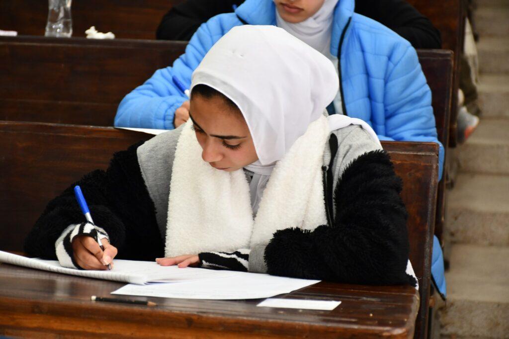 رئيس جامعة قناة السويس يتفقد امتحانات الدراسات العليا في أسبوعها الأخير