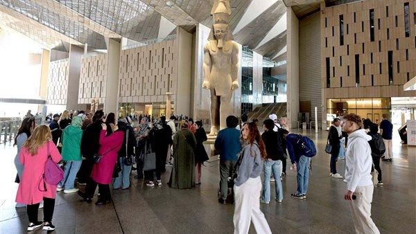 تمهيدا لافتتاحه.. رئيس الوزراء يتفقد اللمسات النهائية للمتحف المصري الكبير والمنطقة المحيطة