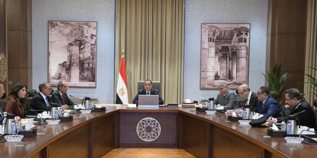 خطة لتسهيل إجراءاتهم.. رئيس الوزراء: تطوير المطارات يصب في هدف الوصول إلى 30 مليون سائح سنويًا