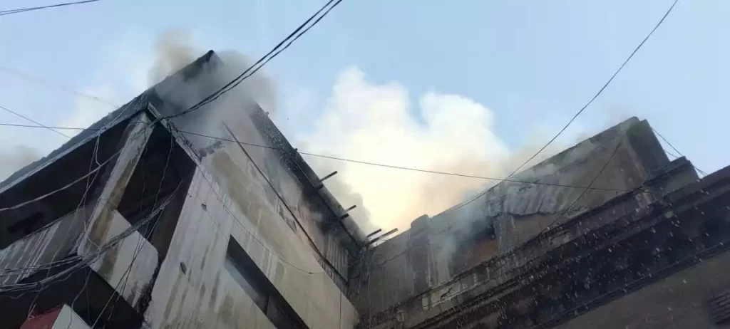 ٣ إصابات باختناق.. السيطرة على حريق سوق التوفيقية وتشكيل لجنه لفحص العقار