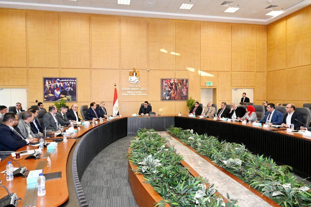 وزير الإسكان يلتقي مجموعة من المطورين وممثلي الكيانات العاملة بالساحل الشمالي الغربي