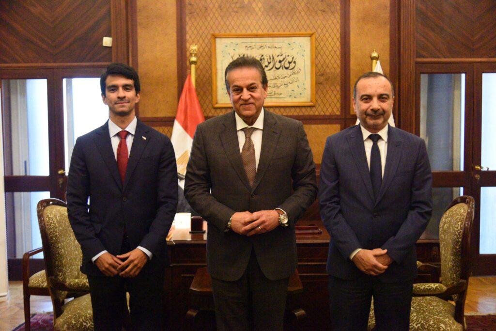 وزير الصحة وسفير بنما يناقشان تعزيز التعاون وتوسيع الشراكة في صناعة الأدوية والتكنولوجيا الطبية