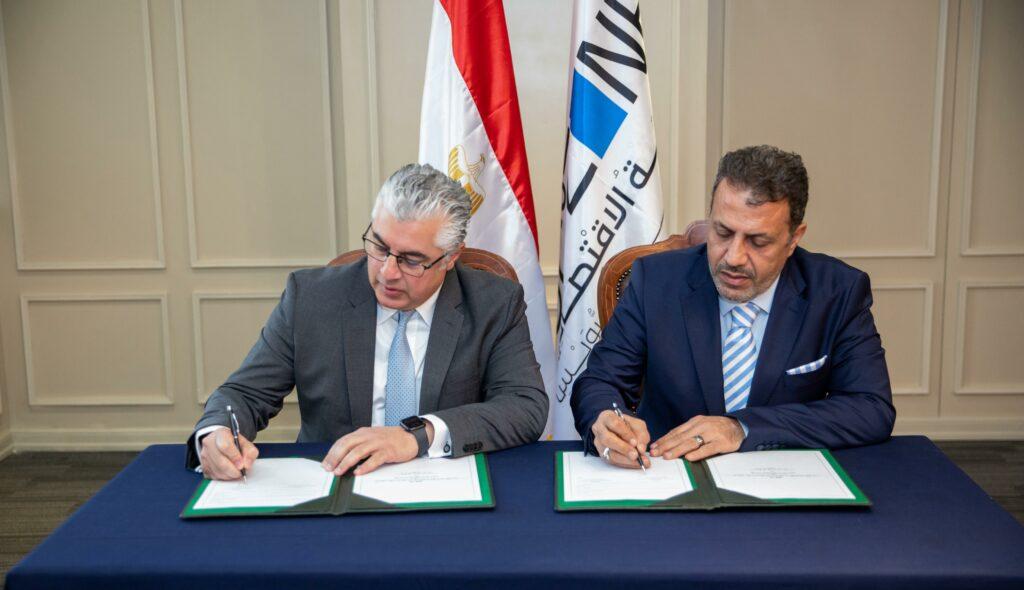 باستثمارات 3.3 مليون دولار.. «اقتصادية قناة السويس» توقع عقدا لتجميع معدات الدواجن بالقنطرة
