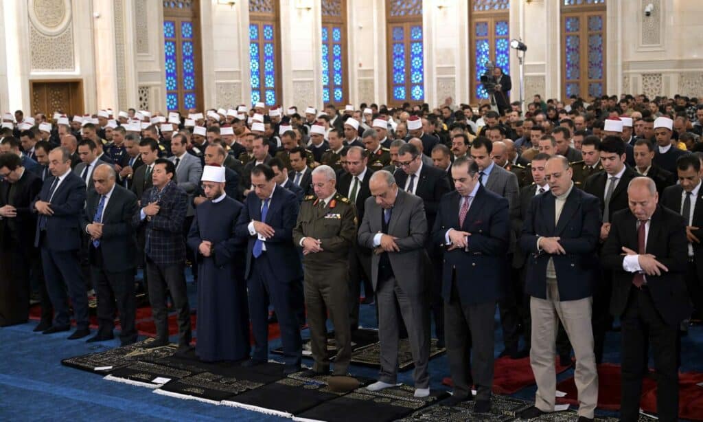 رئيس الوزراء يفتتح مسجد «العلي العظيم» بألماظة ويؤدي صلاة الجمعة به