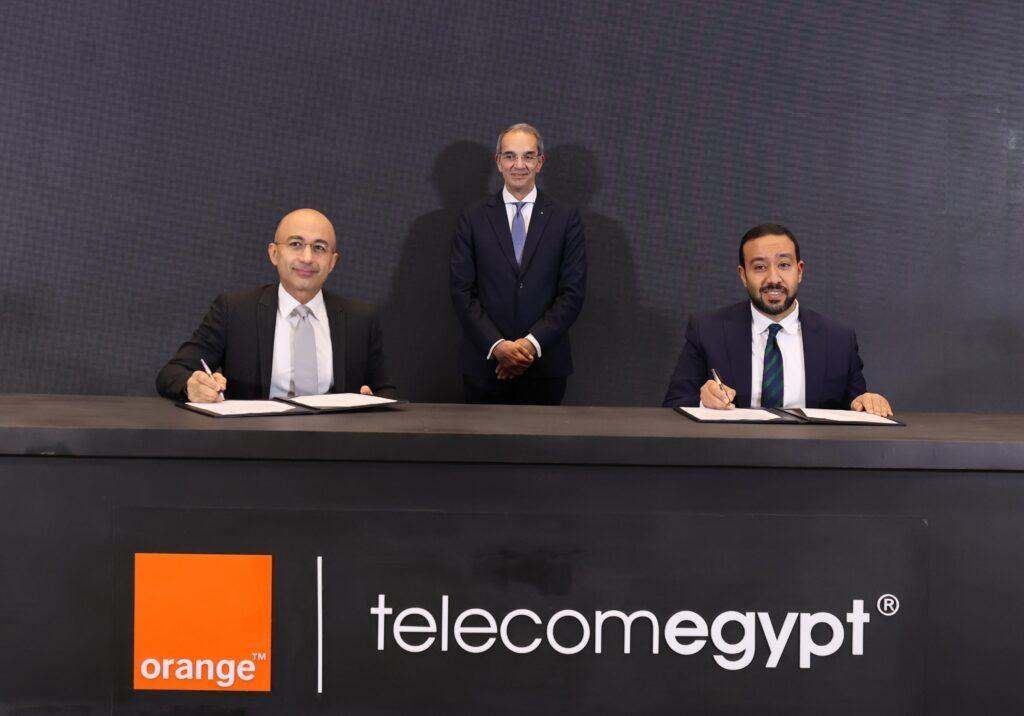 "المصرية للاتصالات" توقع مجموعة اتفاقات مع أورنج مصر لتمكينها من تحسين الخدمات التكنولوجية