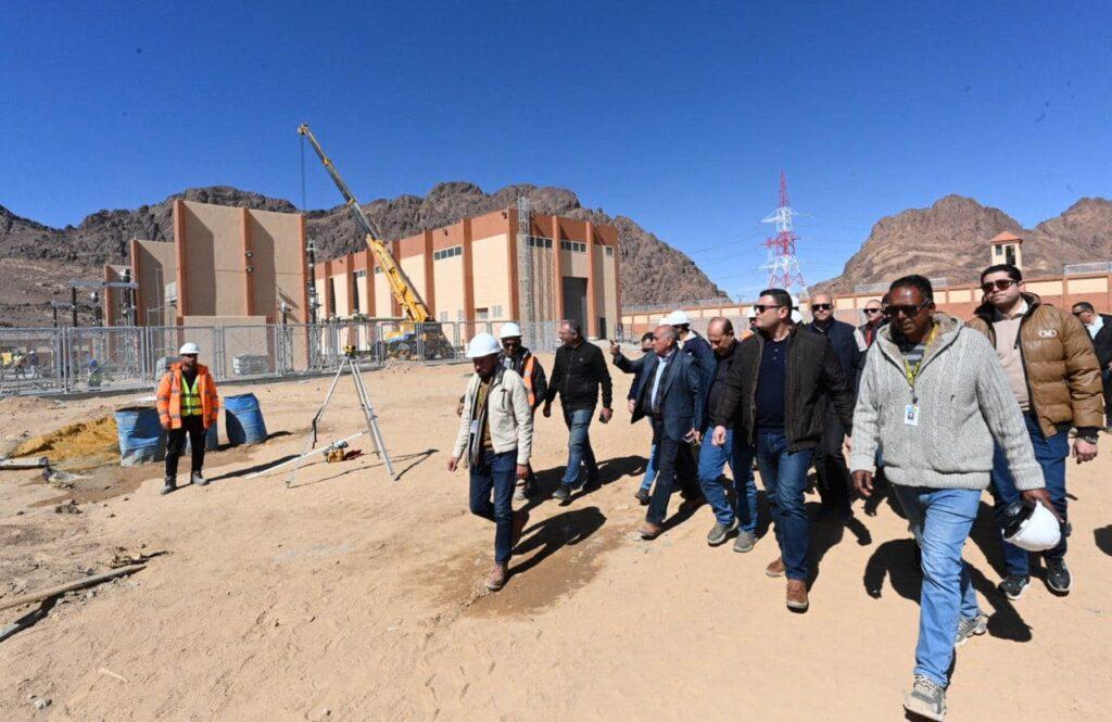 وزير الإسكان يتفقد محطة محولات الكهرباء وطريق كمين النبي صالح  بـ«سانت كاترين»