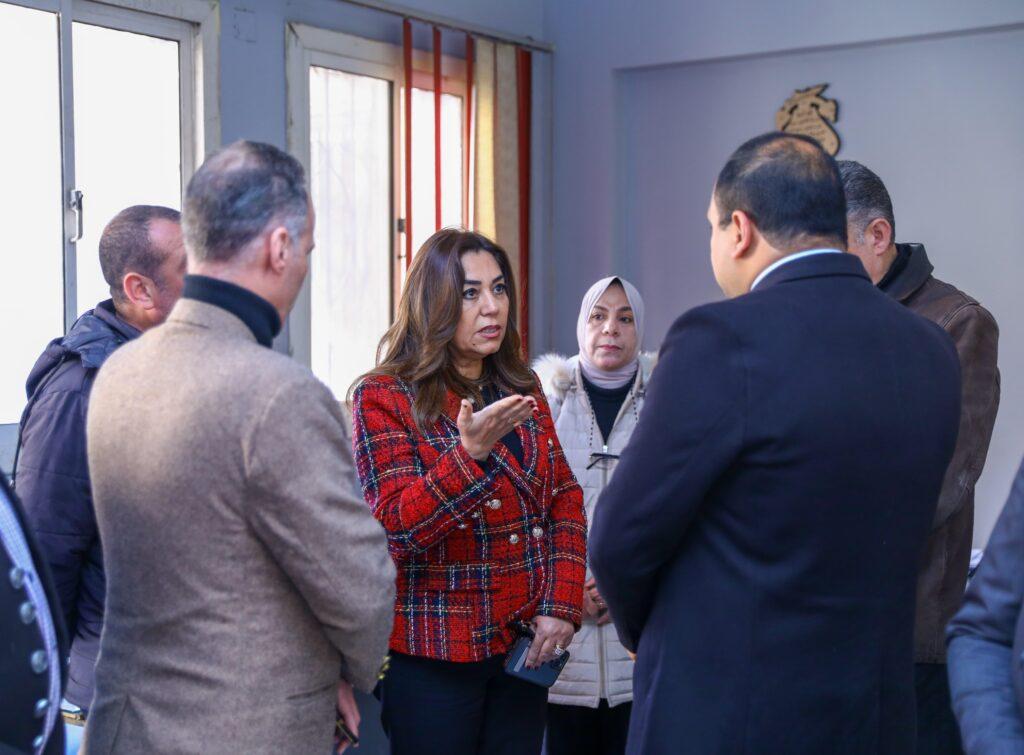 في زيارة مفاجئة.. وزيرة التنمية المحلية لرئيس حي بولاق الدكرور: اهتموا بالنظافة والنظام