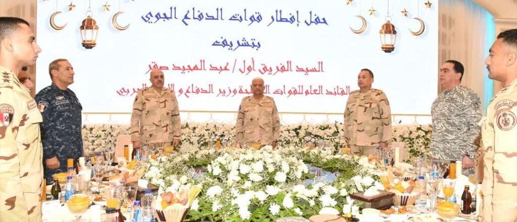 وزير الدفاع يطالب قوات الدفاع الجوي بالحفاظ على أعلى مستويات الاستعداد القتالي والارتقاء بالكفاءة الفنية للأسلحة والمعدات