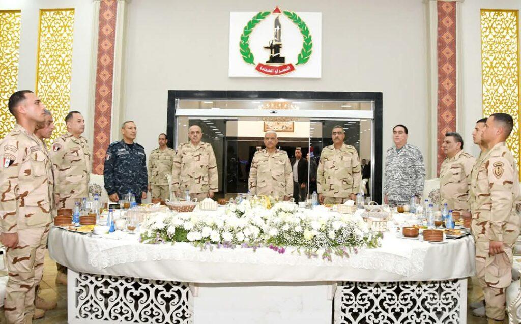 وزير الدفاع يوصي رجال الجيش الثاني الميداني ببذل المزيد من الجهد في التدريبات للحفاظ على الاستعداد القتالي العالي