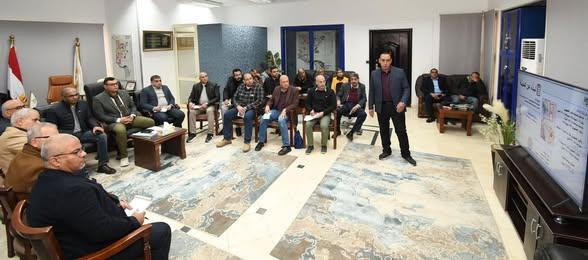 وزير الإسكان يتابع سير العمل بمشروعات مدينة 15 مايو